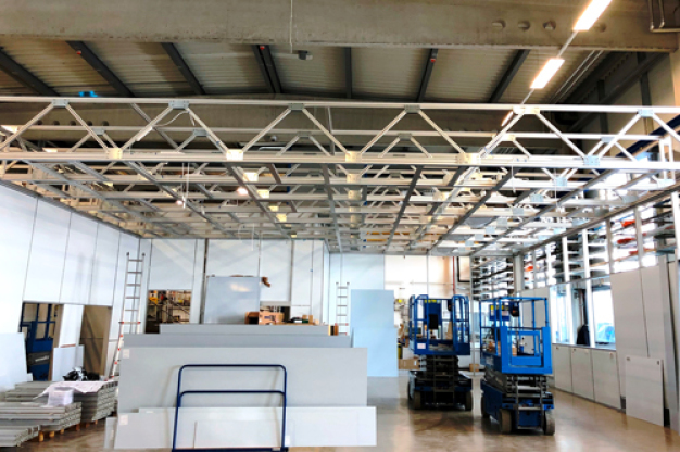Since no suspension was possible on the on-site ceiling, the cleanroom was designed to be self-supporting using a truss made of aluminum profiles.