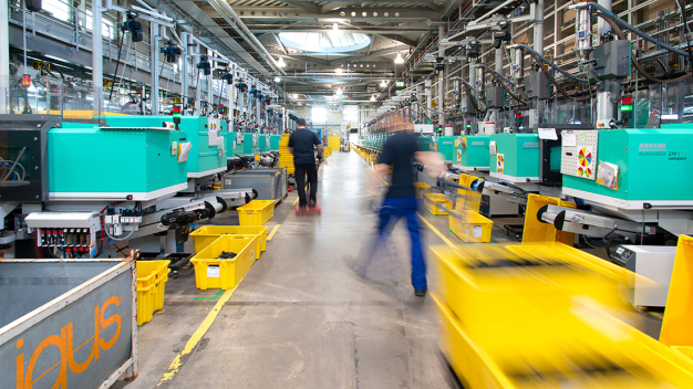 Insgesamt 500 neue Spritzgussmaschinen werden bei der igus GmbH in Köln aufgestellt, 100 ältere Spritzgussmaschinen wurden gegen 40 Prozent energieeffizientere getauscht. Im Jahr 2025 soll die Produktion bei igus klimaneutral sein, Stand heute 95 Prozent.  (Quelle: igus GmbH)