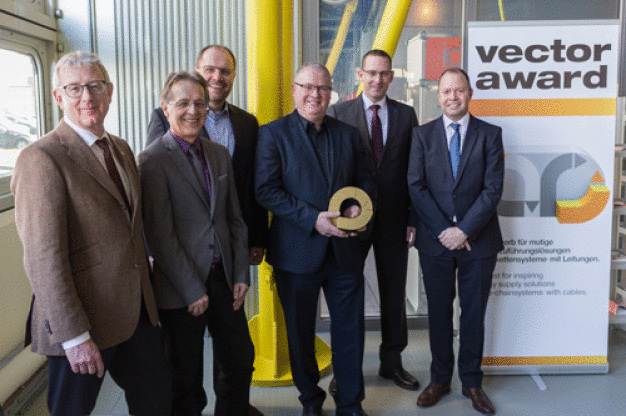 Die Entscheidung der Jury des vector award ist gefallen. V.l.n.r.: Hans-Jürgen Alt (VDMA), Reinhold Schäfer (MM Maschinenmarkt), Olaf Katzer (Volkswagen), Ken Fouhy, (vdi nachrichten), Arno Reich (Deutsche Messe), Michael Blaß (igus) (abwesend: Prof. Dr. Christian Brecher (RWTH Aachen)). (Quelle: igus GmbH)