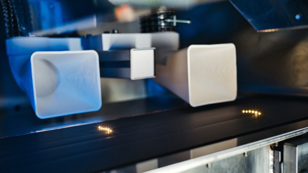 12 von 24 Teilstrahlen im Einsatz: Die Optik von Pulsar Photonics strukturiert das 300 mm breite Band der Batterieanode und verbessert so Leistungsdichte und Ladefähigkeit. © Pulsar Photonics GmbH / 12 of the 24 partial beams in use: The optics developed by Pulsar Photonics structures the 300 mm wide band of the battery anode using the individual partial beams. This significantly improves power density and charging capacity. © Pulsar Photonics GmbH 12 von 24 Teilstrahlen im Einsatz: Die Optik von Pulsar Photonics strukturiert das 300 mm breite Band der Batterieanode und verbessert so Leistungsdichte und Ladefähigkeit. © Pulsar Photonics GmbH / 12 of the 24 partial beams in use: The optics developed by Pulsar Photonics structures the 300 mm wide band of the battery anode using the individual partial beams. This significantly improves power density and charging capacity. © Pulsar Photonics GmbH