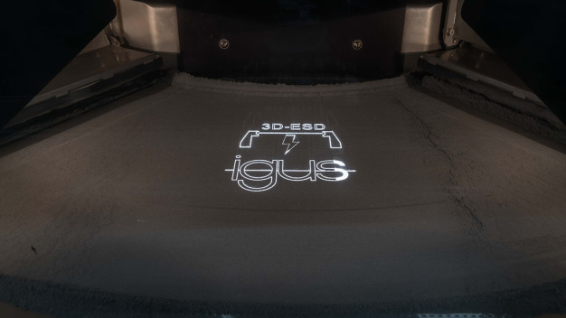 Im SLS-Verfahren lässt sich das neue schwarze Hochleistungspolymer innerhalb kürzester Zeit verarbeiten. (Quelle: igus GmbH) Im SLS-Verfahren lässt sich das neue schwarze Hochleistungspolymer innerhalb kürzester Zeit verarbeiten. (Quelle: igus GmbH)