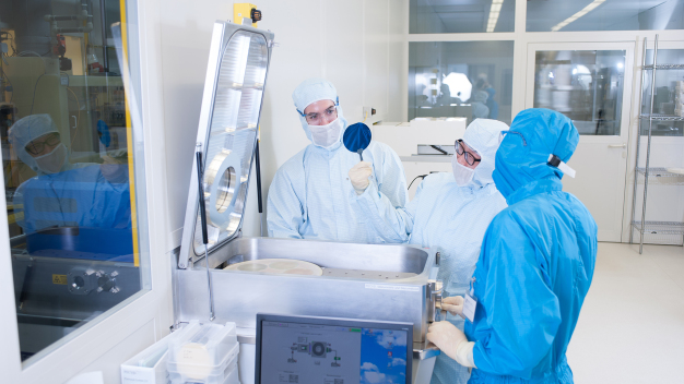 Studierende in Zweibrücken lernen die Fertigungsprozesse der Chip-Industrie im hochschuleigenen Reinraum kennen. (Foto: HSKL)