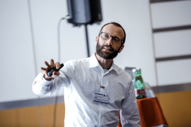 Der Visionär Dr. Markus Keller träumt von 3D-gedruckten Tabletten und Reinräumen ohne Menschen. Der Visionär Dr. Markus Keller träumt von 3D-gedruckten Tabletten und Reinräumen ohne Menschen.
