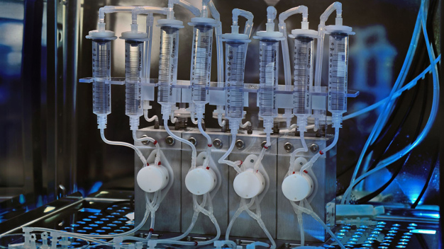 Parallele, kontinuierliche Perfusion von vier Organ-on-Chip Systemen. © Fraunhofer ILT, Aachen / Parallel, continuous perfusion of four organ-on-chip systems. © Fraunhofer ILT, Aachen, Germany