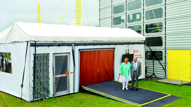 igus gratuliert Günter und Margret Blase zum 90. Geburtstag mit einem Nachbau der Gründergarage vor dem heutigen Fabrikcampus in Köln-Porz. (Quelle: igus GmbH)