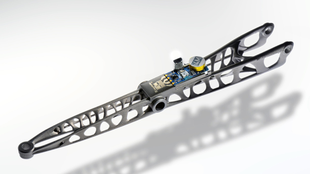 Der PKW Querlenker mit aufgedrucktem Kraftsensor liefert zu jedem beliebigen Zeitpunkt die im Einsatz wirkenden Kräfte und registriert kleinste Risse, die auftreten, bevor ein Defekt entsteht. © Fraunhofer ILT, Aachen / A car control arm with imprinted force sensor measures the forces acting during use at any time and registers the smallest cracks that occur before a defect develops. © Fraunhofer ILT, Aachen Der PKW Querlenker mit aufgedrucktem Kraftsensor liefert zu jedem beliebigen Zeitpunkt die im Einsatz wirkenden Kräfte und registriert kleinste Risse, die auftreten, bevor ein Defekt entsteht. © Fraunhofer ILT, Aachen / A car control arm with imprinted force sensor measures the forces acting during use at any time and registers the smallest cracks that occur before a defect develops. © Fraunhofer ILT, Aachen