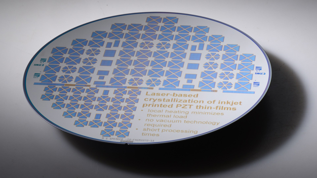 Auf den Wafer lassen sich durch Inkjet-Druck technische Strukturen und beliebige Geometrien auftragen. Danach werden die Lautsprecherelemente vereinzelt und in eine elektronische Umgebung eingebunden. © Fraunhofer ILT, Aachen / Technical structures and any geometrical shape can be applied to the wafer using inkjet printing, while functionalization is carried out using laser radiation. The individual loudspeaker elements are then separated and integrated into an electronic environment. © Fraunhofer ILT, Aachen, Germany Auf den Wafer lassen sich durch Inkjet-Druck technische Strukturen und beliebige Geometrien auftragen. Danach werden die Lautsprecherelemente vereinzelt und in eine elektronische Umgebung eingebunden. © Fraunhofer ILT, Aachen / Technical structures and any geometrical shape can be applied to the wafer using inkjet printing, while functionalization is carried out using laser radiation. The individual loudspeaker elements are then separated and integrated into an electronic environment. © Fraunhofer ILT, Aachen, Germany