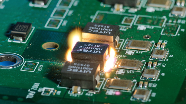 Berührungsloses Freilegen und Entlöten von Platinen-Bauelementen mittels Laserstrahlung in einem Recyclingprozess des »ADIR«-Projekts. © Fraunhofer ILT, Aachen / Non-contact exposure and desoldering of circuit board components using laser radiation in a recycling process of the Berührungsloses Freilegen und Entlöten von Platinen-Bauelementen mittels Laserstrahlung in einem Recyclingprozess des »ADIR«-Projekts. © Fraunhofer ILT, Aachen / Non-contact exposure and desoldering of circuit board components using laser radiation in a recycling process of the