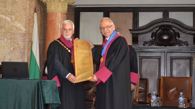 Professor Dr. Klaas Bergmann (rechts) erhält die Ehrendoktorwürde: Feierlich überreicht von Professor Dr. Nikolay V. Vitanov, Vize-Rektor der 
Universität St. Kliment Ohridski. (Foto: Sofia University St. Kliment Ohridski)