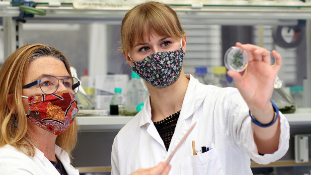 Abgebildet sind Dr. Michelle Gehringer (links) und ihre Masterstudentin Katharina Ebel (rechts). Das Foto darf im Rahmen der Berichterstattung kostenlos verwendet werden. (Quelle: TUK/Koziel)