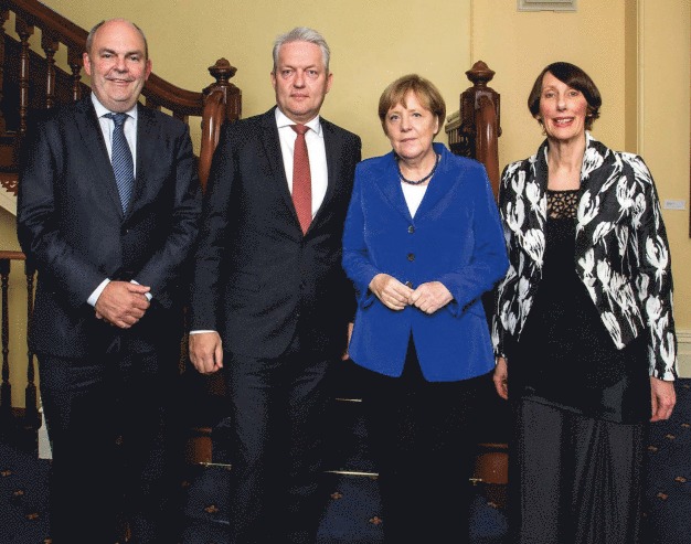 Im Rahmen ihres neuseeländischen Regierungsbesuchs einen Tag vor dem G20-Gipfel in Brisbane hat Kanzlerin Dr. Angela Merkel an
den Feierlichkeiten teilgenommen. Steven Joyce, neuseeländischer Minister für Wissenschaft und Innovation, war auch vor Ort.