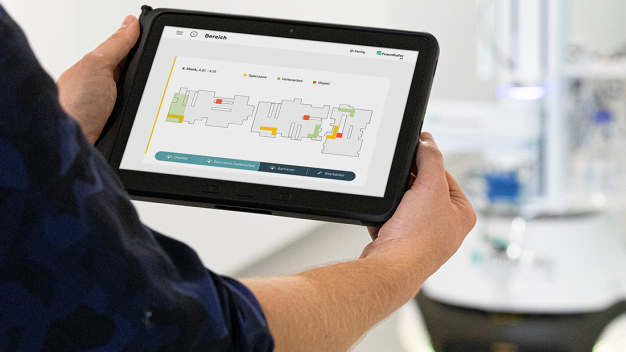 The operating environment is taught to the robot via an intuitive graphical user interface. (© Fraunhofer IPA/Photo: Rainer Bez) The operating environment is taught to the robot via an intuitive graphical user interface. (© Fraunhofer IPA/Photo: Rainer Bez)