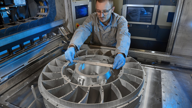 Die Luft- und Raumfahrt gehört zu den Profiteuren der aktuellen Entwicklung im metallischen 3D-Druck. Kleine Stückzahlen und hohe Komplexität leichter, leistungsfähiger Komponenten gehören schon heute zu den Stärken der Additiven Fertigung. © Fraunhofer ILT, Aachen / Dr. Tim Lantzsch and Dr. Stefan Leuders agree: The aerospace industry is one of the beneficiaries of current developments in metallic 3D printing. Small quantities and the high complexity of lightweight, high-performance components are already among the strengths of Additive Manufacturing. © Fraunhofer ILT, Aachen, Germany