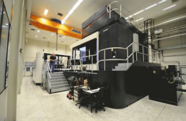 Um die Unterteile von Bogendruckmaschinen im Werk Würzburg mit einem hochfeinen Finish zu versehen, schaffte KBA 2015 ein DIXI 270-Bearbeitungszentrum des Schweizer Herstellers DMG Mori an. (Quelle: Nerling Systemräume GmbH)