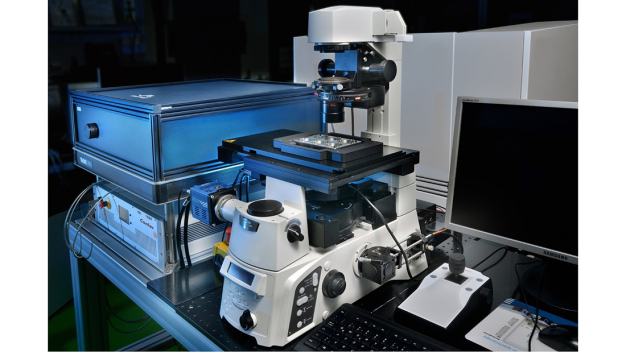 Das LIFTOSCOPE vereint Hochgeschwindigkeits-mikroskopie, KI-Analyse und Lokalisation lebender Zellen und Zellverbände mit dem laserinduzierten Vorwärts-Transfer (LIFT). Der Laserstrahl wird über Spiegel direkt in den Strahlengang des Mikroskops eingekoppelt. Anwender können zwischen Kamerabeobachtung und LIFT-Prozess wechseln. © Fraunhofer ILT, Aachen / The LIFTOSCOPE combines high-speed microscopy, AI-based analysis and localization of living cells and cell clusters with laser-induced forward transfer (LIFT). The laser is coupled directly into the beam path of the microscope via mirrors. Users can switch between camera observation and the LIFT process. © Fraunhofer ILT, Aachen, Germany Das LIFTOSCOPE vereint Hochgeschwindigkeits-mikroskopie, KI-Analyse und Lokalisation lebender Zellen und Zellverbände mit dem laserinduzierten Vorwärts-Transfer (LIFT). Der Laserstrahl wird über Spiegel direkt in den Strahlengang des Mikroskops eingekoppelt. Anwender können zwischen Kamerabeobachtung und LIFT-Prozess wechseln. © Fraunhofer ILT, Aachen / The LIFTOSCOPE combines high-speed microscopy, AI-based analysis and localization of living cells and cell clusters with laser-induced forward transfer (LIFT). The laser is coupled directly into the beam path of the microscope via mirrors. Users can switch between camera observation and the LIFT process. © Fraunhofer ILT, Aachen, Germany