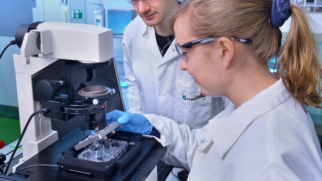 Forschende des Fraunhofer ILT erproben das LIFTOSCOPE für die KI-gestützte, vollautomatisierte Hochdurchsatzsortierung lebender Zellen mit gepulster Laserstrahlung. © Fraunhofer ILT, Aachen / Researchers at Fraunhofer ILT are testing the LIFTOSCOPE for AI-assisted, fully automated high-throughput sorting of living cells by pulsed laser radiation. © Fraunhofer ILT, Aachen, Germany Forschende des Fraunhofer ILT erproben das LIFTOSCOPE für die KI-gestützte, vollautomatisierte Hochdurchsatzsortierung lebender Zellen mit gepulster Laserstrahlung. © Fraunhofer ILT, Aachen / Researchers at Fraunhofer ILT are testing the LIFTOSCOPE for AI-assisted, fully automated high-throughput sorting of living cells by pulsed laser radiation. © Fraunhofer ILT, Aachen, Germany