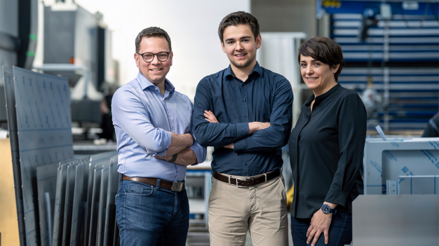 Aziende familiari di terza generazione: Christoph Mützel (a sinistra) e Katrin Mützel (a destra) con il loro figlio Felix Mützel, che lavora anche nell'azienda. (Copyright/Autore: Friedrich Sailer GmbH)