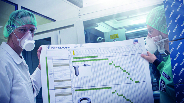 Planungsmeeting bei FAMAC®: Sebastian Hannöver (links) ist der Projektverantwortliche für die Herstellung des Test-Zubehörs. (Bild: Schümann/Pöppelmann)