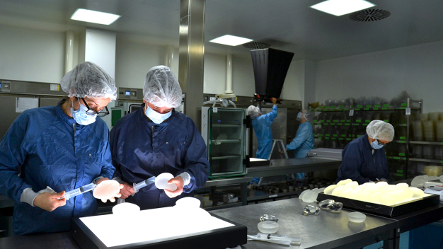 Da die Öfen zur Herstellung des medizinischen Silikongels nicht kurzfristig heruntergefahren werden können, finden die Requalifizierungsmessungen bei POLYTECH im laufenden Betrieb statt. Da die Öfen zur Herstellung des medizinischen Silikongels nicht kurzfristig heruntergefahren werden können, finden die Requalifizierungsmessungen bei POLYTECH im laufenden Betrieb statt.