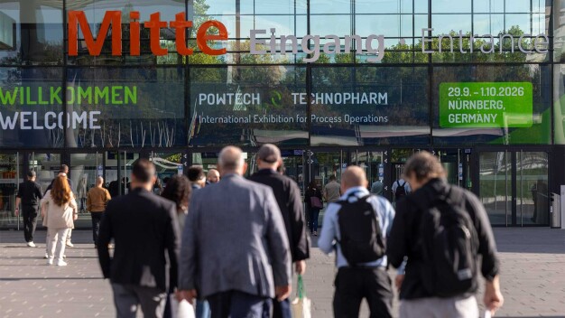 Visitor entrance with visitor flows from the back. Signage POWTECH TECHNOPHARM and Welcome above the entrance ©NürnbergMesse GmbH / Frank Boxler