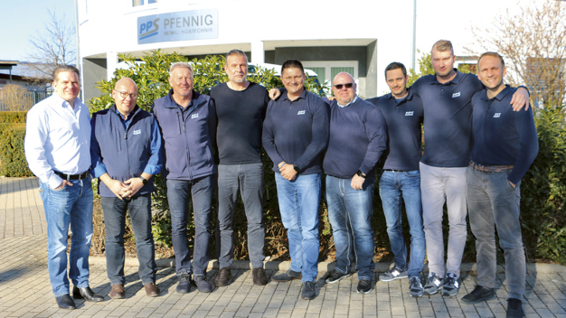 Mark Oliver Büchel (Gebietsverkaufsleiter West), Jörg Schenk (Gebietsverkaufsleiter Ost-Süd), Alfred Maier (Verkaufsleiter), Frank Korthaus (Gebietsverkaufsleiter Süd-West), Oliver Engler (Gebietsverkaufsleiter Nord-West), Jürgen Lederer (Vertriebsmanager Reinraum),
Benedikt Schöfer (Gebietsverkaufsleiter Reinraum), Mark Best (Gebietsverkaufsleiter Ost-Nord), Florian Filser (Gebietsverkaufsleiter Süd-Ost), es fehlt: Joachim Neumann Gebietsverkaufsleiter Nord). (© Pfennig Reinigungstechnik GmbH, Durach)