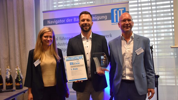 Der begehrte, mit 10.000 Euro dotiert FiT2clean Award ging 2024 an die PartikelART Solution GmbH für die Entwicklung einer KI-basierten App zur schnellen und einfachen Partikelanalyse mittels Smartphone. Dr.-Ing Ronny Zwinkau, Geschäftsführer Partiel ART (Mitte ) Juliane Schulze, Vorstandmitglied FiT (li) und Dr. Michael Flämmich, Vorstandsvorsitzender FiT (re). (Bildquelle: Fachverband industrielle Teilereinigung e.V.) Der begehrte, mit 10.000 Euro dotiert FiT2clean Award ging 2024 an die PartikelART Solution GmbH für die Entwicklung einer KI-basierten App zur schnellen und einfachen Partikelanalyse mittels Smartphone. Dr.-Ing Ronny Zwinkau, Geschäftsführer Partiel ART (Mitte ) Juliane Schulze, Vorstandmitglied FiT (li) und Dr. Michael Flämmich, Vorstandsvorsitzender FiT (re). (Bildquelle: Fachverband industrielle Teilereinigung e.V.)