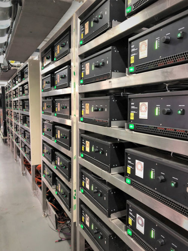 Die 72 Sonopower 3S Generatoren befinden sich in einem klimatisierten Raum und sind mit einer optionalen Profibus-Schnittstelle ausgestattet. Sie ermöglicht die Steuerung der Schwinger aus der Ferne. (Bildquelle: Weber Ultrasonics AG) / The 72 Sonopower 3S generators are located in an air-conditioned room and are equipped with an optional Profibus interface. This enables the transducers to be controlled remotely. (Image source: Weber Ultrasonics AG)