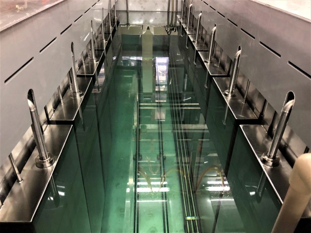 Jedes Becken der Reinigung ist mit zwölf Tauchschwingern mit 25 kHz ausgestattet. (Bildquelle: Weber Ultrasonics AG) / Each cleaning tank is equipped with twelve submersible transducers with 25 kHz. (Image source: Weber Ultrasonics AG)