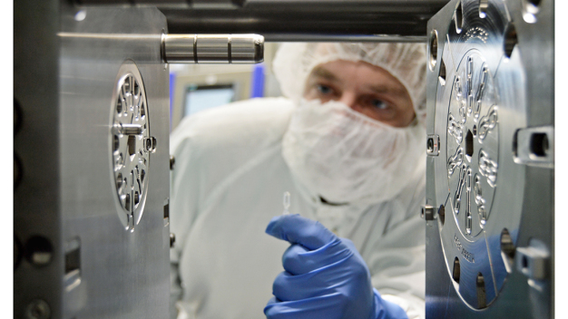 Präzisionswerkzeuge für den Mikrospritzguss werden bei der Riegler GmbH & Co. KG auf den hundertstel Millimeter genau gefertigt. 