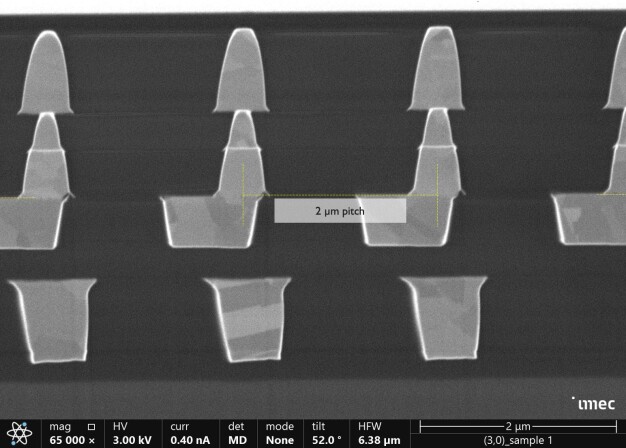 Abbildung 1 - SEM- Querschnittsaufnahme eines Die-to-Wafer hybrid gebondeten Versuchsträgers mit 2µm Bondpadabstand. / Figure 1 – Cross-section SEM image of a die-to-wafer hybrid bonded test vehicle with 2µm bond pad pitch.