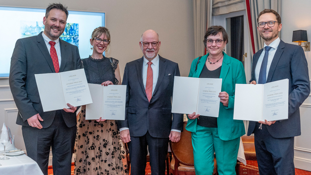 Preisträger - v.l.n.r. PD Dr. Tilman E. Klassert, Dr. Cristina Zubiria Barrera, Prof. Martin Exner, Elke Lemke, PD Dr. Rasmus Leistner 