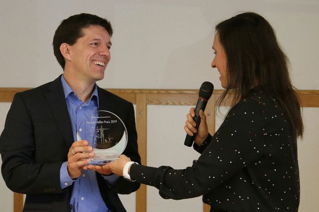 Aus der Hand von Dr. Tamara Zietek, Ärzte gegen Tierversuche, erhält Prof. Dr. Jens Kurreck, Professor für Angewandte Biochemie an der TU Berlin, den Herbert-Stiller-Förderpreis. (© Foto-Digital-Studio Marcus Müller)