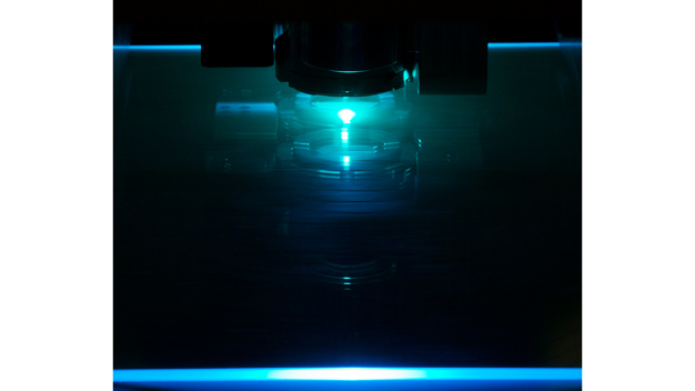 LITHOSCALE® macht maskenbezogene Verbrauchsmaterialien überflüssig, während die einstellbare Festkörperlaser-Belichtungsquelle auf hohe Redundanz und lange Lebensdauer ausgelegt ist und praktisch keine Wartung und keine Neukalibrierung erfordert. / LITHOSCALE® eliminates mask-related consumables with its mask-free approach, while its tunable solid-state laser exposure source is designed for high redundancy and long life-time stability with virtually no maintenance and no re-calibration required.