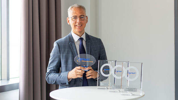 Geschäftsführer Roland Schreiner freut sich über die vier Auszeichnungen der FINAT, die zeigen, dass die innovativen Produkte der Schreiner Group am Markt eine hohe Anerkennung finden. / CEO Roland Schreiner is delighted about the four FINAT awards showing that Schreiner Group’s innovative products find high recognition in the marketplace. 