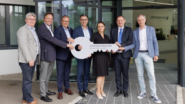 Josef Drabits, Vizebürgermeister von Orth, Dr. Gerhard Fischer, Head Site Operations der PharmaparkOrth Management GmbH, Peter Michael Weimar, Geschäftsführer PharmaparkOrth Management GmbH und COO Infrareal Holding GmbH & Co.KG, Dr. Martin Egger, CEO Infrareal Holding GmbH & Co.KG, Antje Lobisch, Geschäftsführerin PharmaparkOrth Management GmbH und CFO Infrareal Holding GmbH & Co.KG, Christian Froeschl-Drahos, Qualitäts-Standortleiter Takeda in Orth, Herbert Putz, Geschäftsführer Pharmapark Orth. (Copyright: Infrareal Holding GmbH & Co. KG)