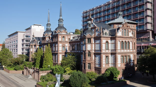 Im Vordergrund der historische Klinikbau, links und hinten die modernen Erweiterungen, ©CAT Group