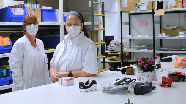 In der Krankenhaus-Apotheke: Schwester Karin Johanna Haase (rechts, Leiterin der Apotheke), Gabriele Anger (links, Fachapothekerin), ©CAT Group