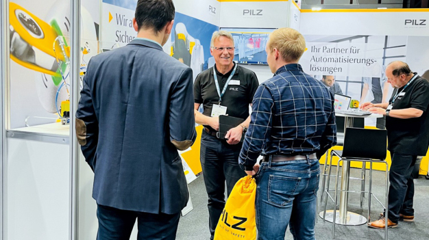 Mit Pilz Experten im Gespräch: Wie lassen sich individuelle Berechtigungen einfach und zentral verwalten? Die Antwort stellt Pilz auf den regionalen Fachmessen für Industrieautomation „all about automation“ vor. (Foto: © Pilz GmbH & Co. KG)
