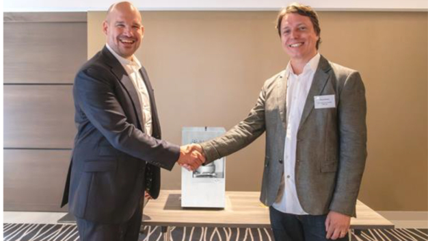 Ronny Zingre, CEO (links) der MBV AG, und Denis Kiselev, CEO von Plair SA.