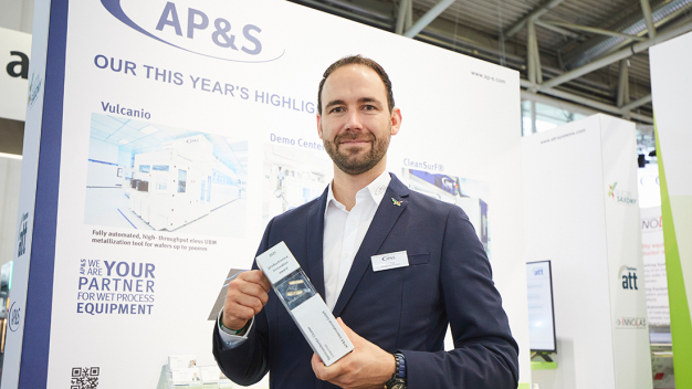 Manager Technical Sales Jan Krug ebenfalls beim Pressetermin auf der Messe productronica im November 2021.