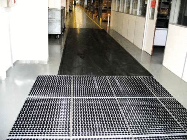 Nicht alle Klebematten eignen sich für den Flurförderzeug-Einsatz. Das patentierte Bürstenprodukt Profilgate dagegen schon (im Bild vorn). (Foto: Heute Maschinenfabrik) Nicht alle Klebematten eignen sich für den Flurförderzeug-Einsatz. Das patentierte Bürstenprodukt Profilgate dagegen schon (im Bild vorn). (Foto: Heute Maschinenfabrik)