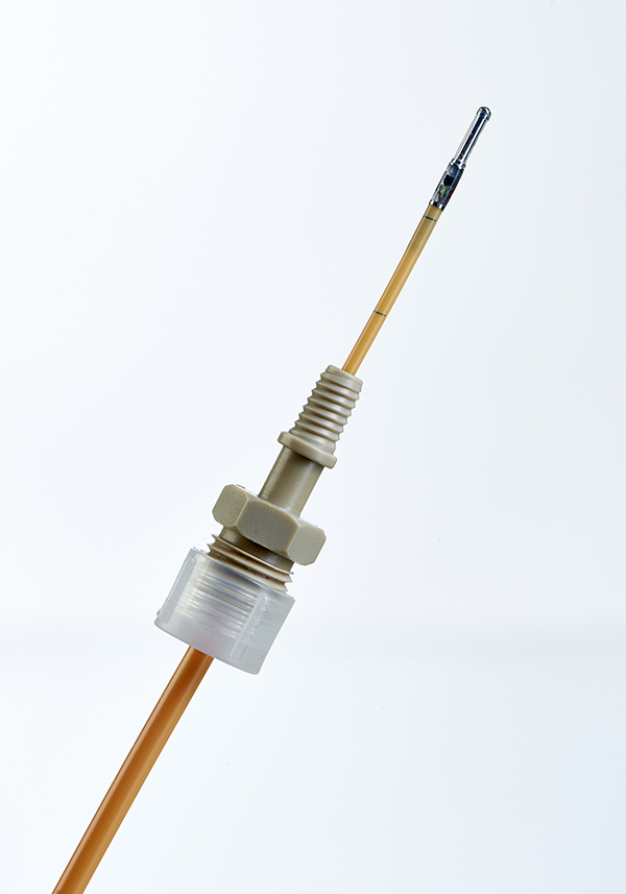 NEUROVENT(R)-PTO kombiniert drei Parameter in einem Katheter: intrakranieller Druck (ICP), intrakranielle Temperatur (ICT) und 
Sauerstoffpartialdruck (ptiO2). Hier mit Peek Bolt. / NEUROVENT(R)-PTO combines three parameters in one catheter: intracranial pressure (ICP), intracranial temperature (ICT) and oxygen partial pressure (pti02). Here with Peek Bolt.
