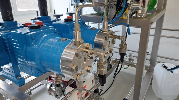 Um diesen großen Stellbereich flexibel abdecken zu können, sind fünf LEWA-Pumpen vom Typ ecodos hygienic in die Anlage integriert, die über mechanisch angelenkte mehrlagige Sandwich-Sicherheitsmembranen angetrieben werden (Beispiele anderer Anlagen im Bild). (Quelle: BACHEM) / In order to be able to cover this large adjustment range flexibly, five LEWA ecodos hygienic pumps are integrated into the plant, driven by mechanically actuated multilayered sandwich safety diaphragms (examples of other systems in the image). (Source: BACHEM)
