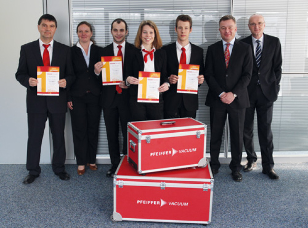 Das Gewinnerteam mit Ausbildungsleiter und Vorstand der Pfeiffer Vacuum Technology AG.