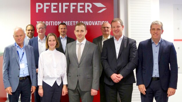 Röntgenpreis für Zellbiologen PD Dr. Johann Matschke (vordere Reihe, Mitte). Pfeiffer Vacuum+Fab Solutions und die Ludwig-Schunk-Stiftung fördern wissenschaftlichen Nachwuchs. (Quelle: Pfeiffer Vacuum+Fab Solutions) / Röntgen Prize for cell biologist PD Dr. Johann Matschke (front row, centre).  Pfeiffer Vacuum+Fab Solutions and the Ludwig Schunk Foundation support young scientists. (Source: Pfeiffer Vacuum+Fab Solutions)