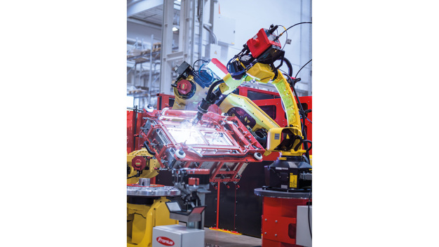 Handling-to-Welding Schweißzelle: der Handling-Roboter bringt die Werkstücke in Position, der zweite Roboter schweißt. (Foto: Fronius International GmbH) / Handling-to-Welding welding cell: the handling robot positions the workpieces while the second robot performs the welding. (Photo: Fronius International GmbH)