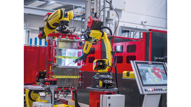 Handling-to-Welding Schweißzelle: der Handling-Roboter bringt die Werkstücke in Position, der zweite Roboter schweißt. (Foto: Fronius International GmbH) / Handling-to-Welding welding cell: the handling robot positions the workpieces while the second robot performs the welding. (Photo: Fronius International GmbH)