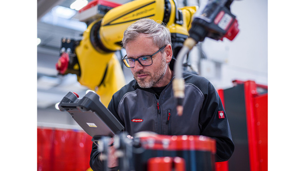 Die ausgefeilte Robotersteuerung und die übergeordnete Systemsteuerung sorgen für eine einfache Bedienung und höchsten Anwender-Komfort. (Foto: Fronius International GmbH) / The sophisticated robot control and higher-level system controls ensure simple operation and maximum user comfort. (Photo: Fronius International GmbH)