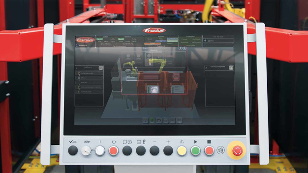 Die übergeordnete Systemsteuerung HMI T21-RS überwacht und koordiniert alle Komponenten und visualisiert alle Abläufe in Echtzeit. (Foto: Fronius International GmbH) / The higher-level HMI T21-RS system controls monitor and coordinate all components and visualize all processes in real-time. (Photo: Fronius International GmbH)