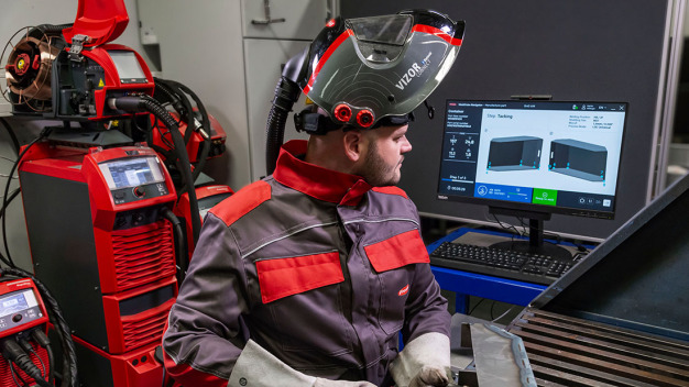 Der WeldCube Navigator führt die Schweißerinnen und Schweißer in einer Schritt-für-Schritt-Anleitung durch die Aufgaben für das jeweilige Bauteil. Das erleichtert die Einarbeitung und stellt hohe Qualität sicher. / With step-by-step instructions, the WeldCube Navigator guides welders through tasks using the respective component. This makes training easier and ensures high quality. 